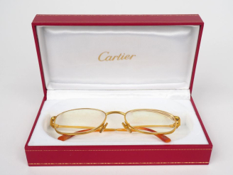 Vente aux enchères CARTIER, Paris Paire de lunettes de vue en métal doré.  N°individuel d