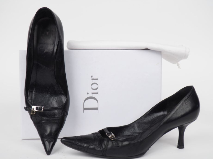 DIOR Paire d'escarpins Lady Dior 6 en cuir noir à talon.  Bout pointu,