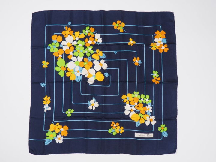 Christian DIOR Carré probablement en soie, à décor de fleurs polychrom