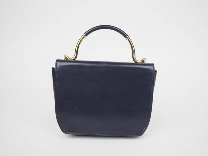 KARL LAGERFELD Sac à main en cuir bleu marine.  Fermeture à rabat et b