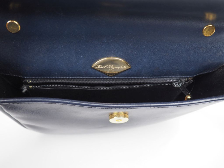 KARL LAGERFELD Sac à main en cuir bleu marine.  Fermeture à rabat et b