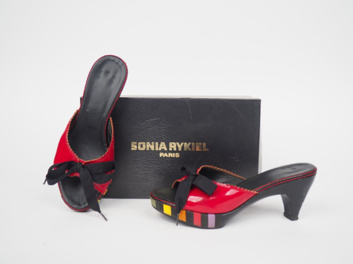 Sonia RYKIEL, Pairs Paire de mules à talon en cuir vernis rouge à bord
