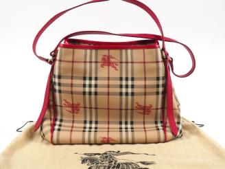 Vente aux enchères BURBERRY Sac porté épaule en toile enduite tartan.  Deux anses, lanièr