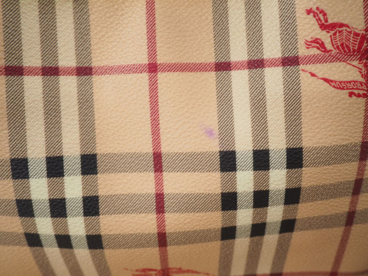 BURBERRY Sac porté épaule en toile enduite tartan.  Deux anses, lanièr