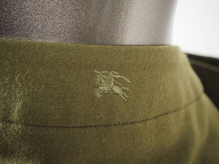 BURBERRY, London Jupe à fente en tissu vert.  Fermeture à zip et croch