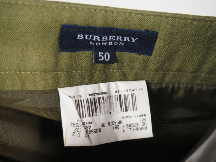 BURBERRY, London Jupe à fente en tissu vert.  Fermeture à zip et croch