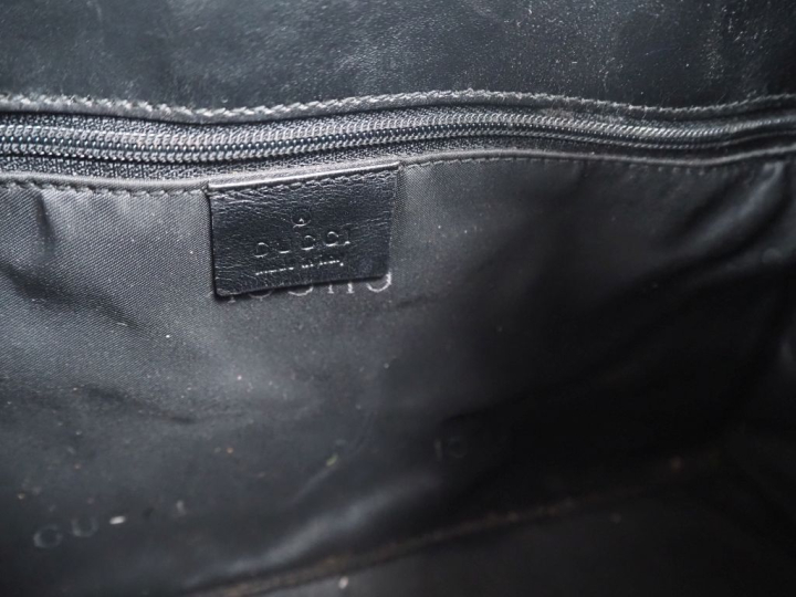 GUCCI Sac porté épaule, modèle "Jackie", en toile monogrammée noire.  