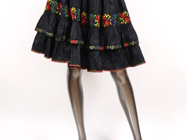 CACHAREL Jolie jupe à volants en soie noire, à décor de fleurs brodées