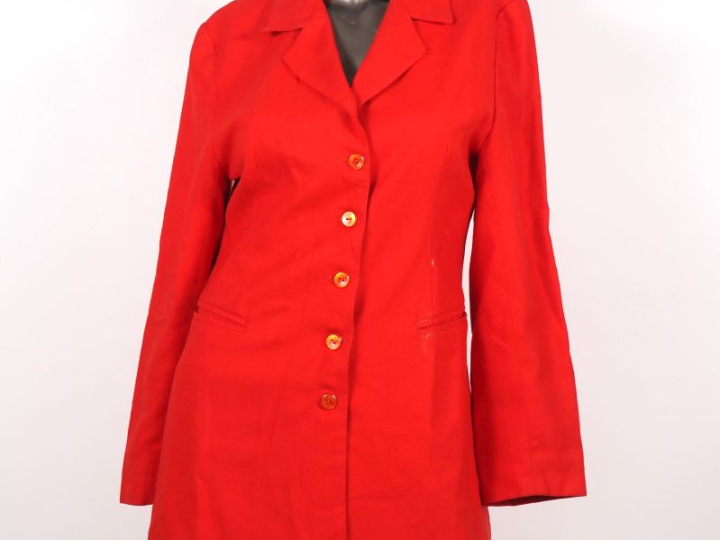 PACO RABANNE Veste mi-longue en tissu rouge.  Fermeture à l'avant par 