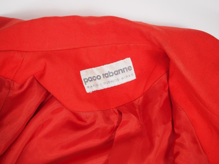 PACO RABANNE Veste mi-longue en tissu rouge.  Fermeture à l'avant par 