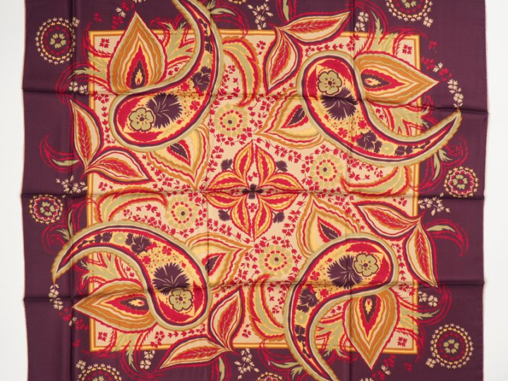 NINA RICCI, Paris Carré de soie, à décor polychrome d'arabesques et de