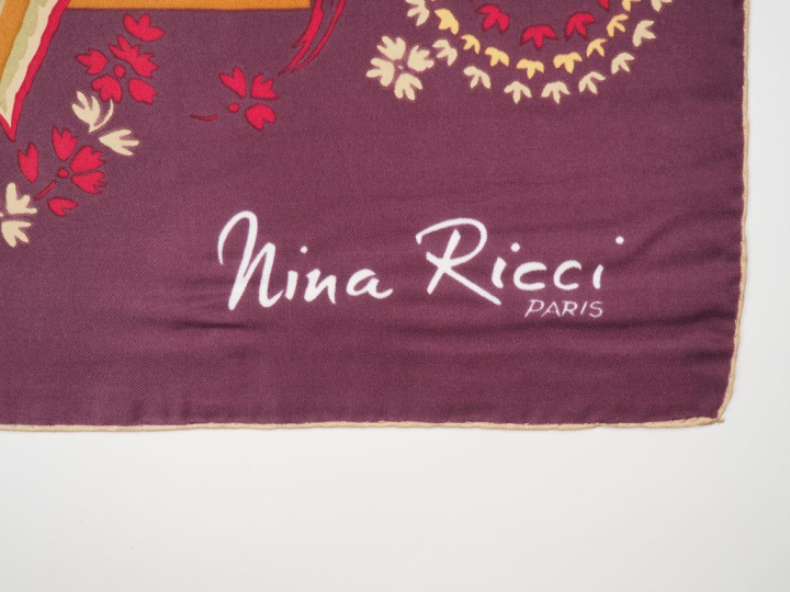 NINA RICCI, Paris Carré de soie, à décor polychrome d'arabesques et de