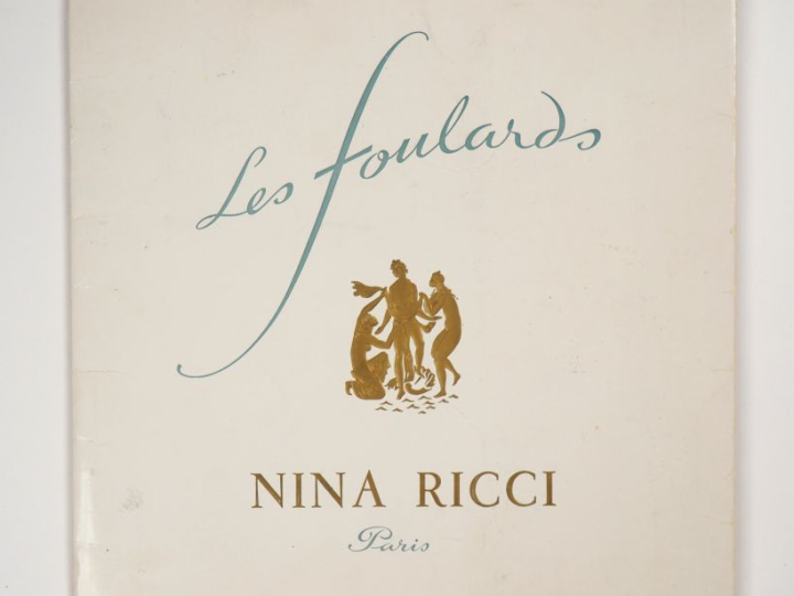 NINA RICCI, Paris Carré de soie, à décor polychrome d'arabesques et de