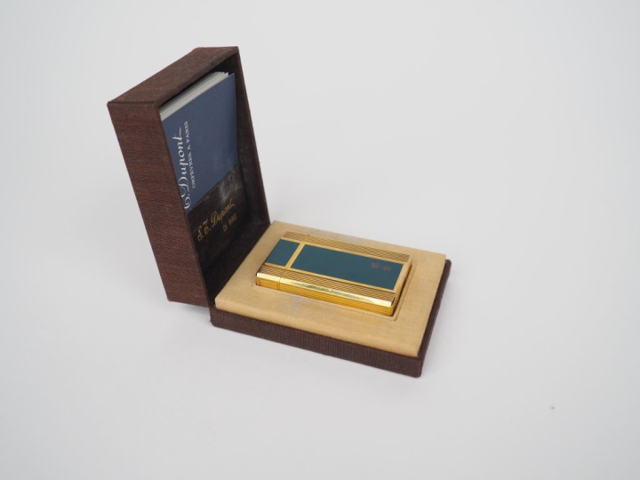 DUPONT, Paris Briquet en métal doré et laque verte.  Signé.  Numéroté 