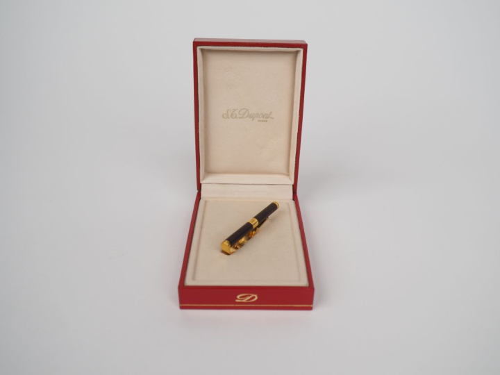 DUPONT, Paris Pince à cravate en composition et métal doré.  Signée. D