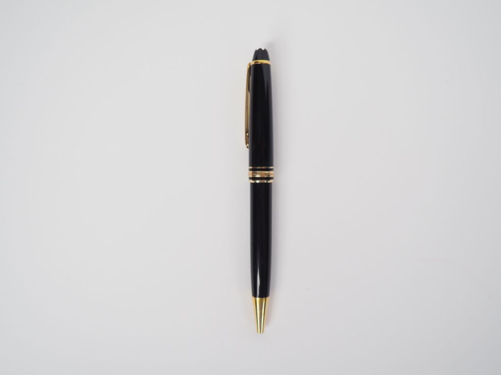 MONTBLANC Stylo bille, modèle "Meisterstuck"  en résine noir et métal 