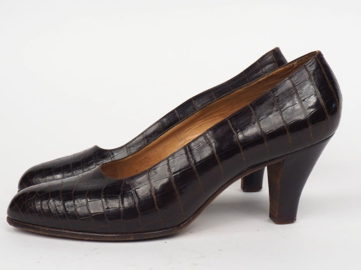 JOHN LOBB Paire de chaussures à talon en cuir marron imitation croco. 