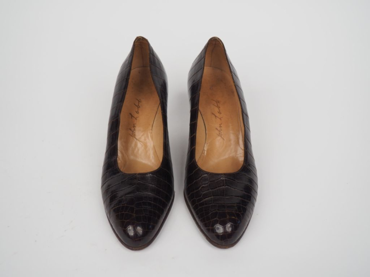 JOHN LOBB Paire de chaussures à talon en cuir marron imitation croco. 