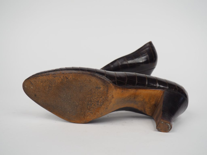 JOHN LOBB Paire de chaussures à talon en cuir marron imitation croco. 