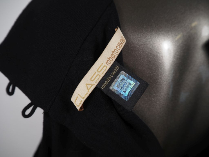 CLASS Roberto CAVALLI Robe sans manche en viscose à sequins et plumes.