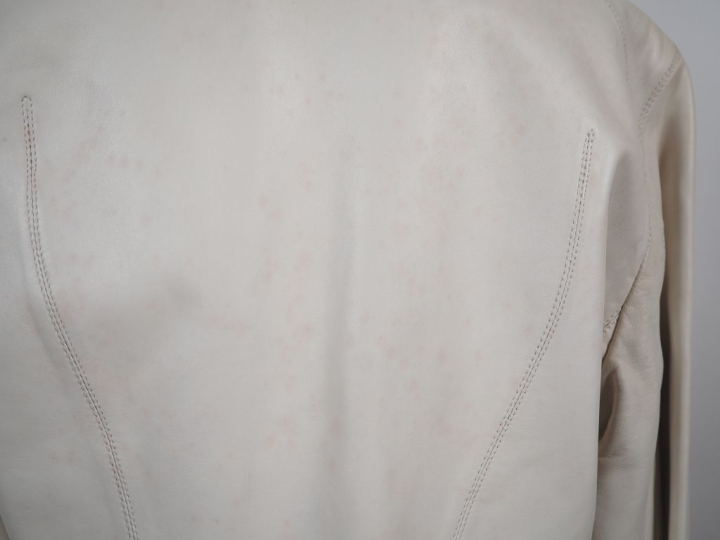 ARMANI, Collezioni Veste en cuir crème.  Fermeture à l'avant par zip. 