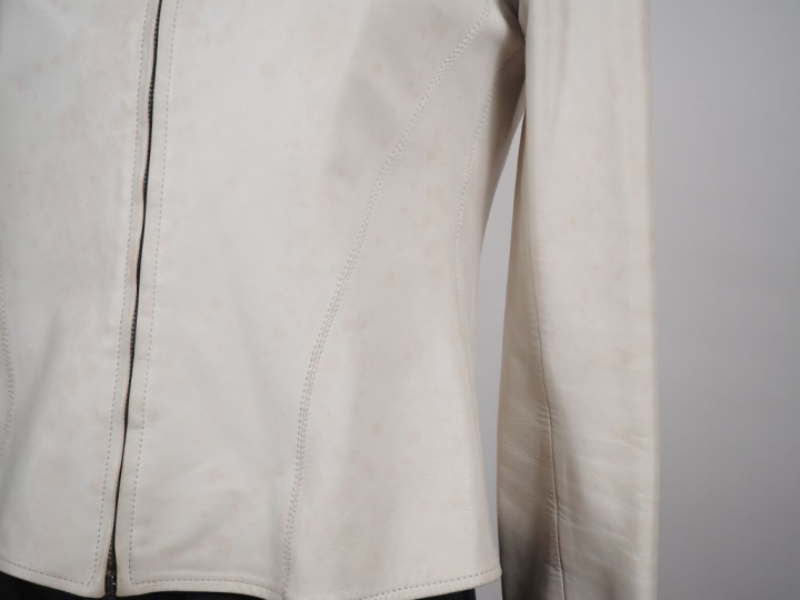 ARMANI, Collezioni Veste en cuir crème.  Fermeture à l'avant par zip. 