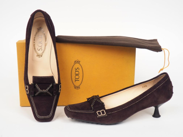 TOD'S Paire d'escarpins en daim marron.  Bout carré.  Taille 37 1/2 Av