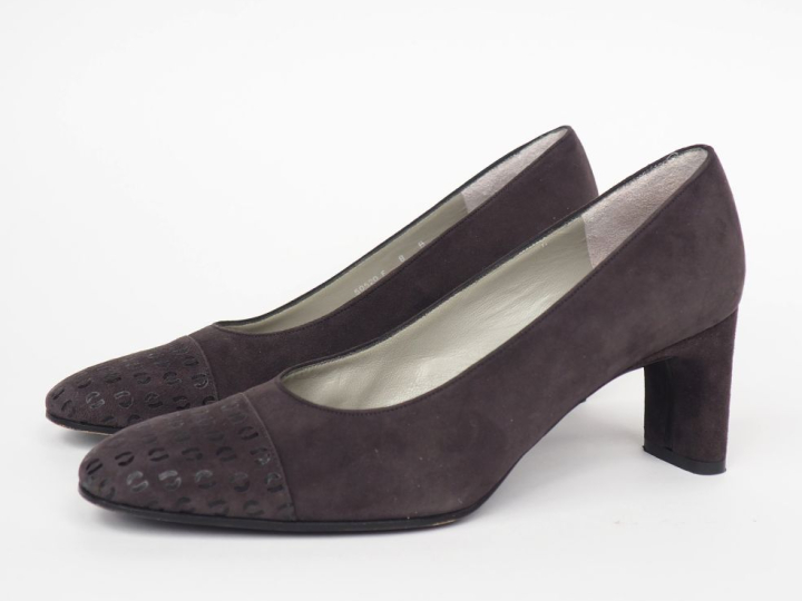 Ensemble comprenant :  - Charles JOURDAN, Paris Paire d'escarpins en c