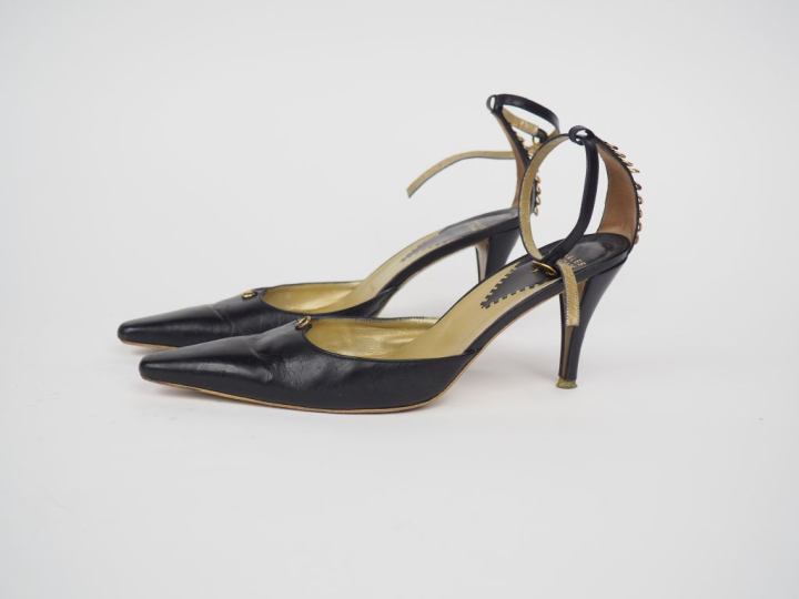 Ensemble comprenant :  - Charles JOURDAN, Paris Paire d'escarpins en c