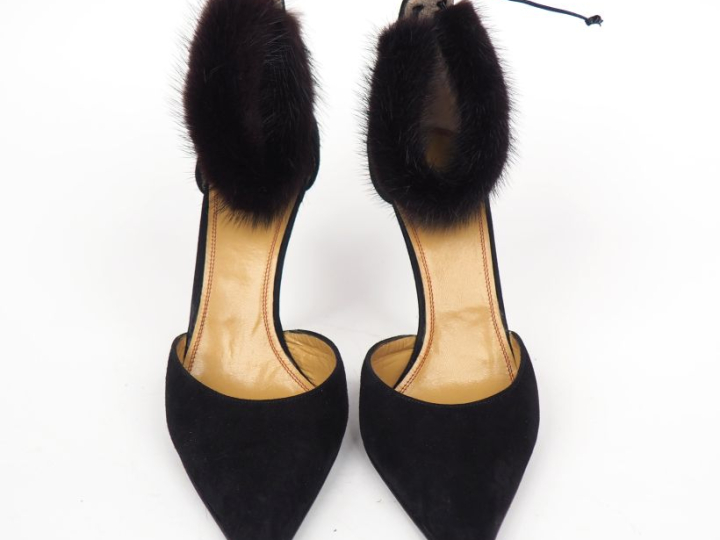 Charles JOURDAN, Paris Paire d'escarpins en velours noir.  Attache à l