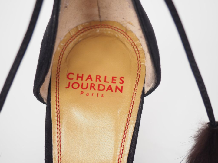 Charles JOURDAN, Paris Paire d'escarpins en velours noir.  Attache à l