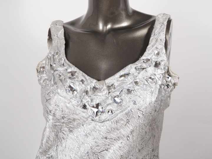 Franck USHER Robe de soirée à fine bretelle et traine en tissu à rehau