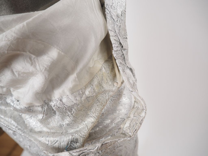 Franck USHER Robe de soirée à fine bretelle et traine en tissu à rehau