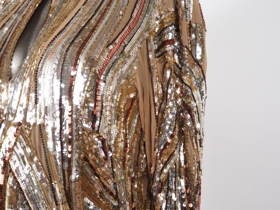 LORIS AZZARO Robe longue à sequins et dentelle.  Manches longues.  San