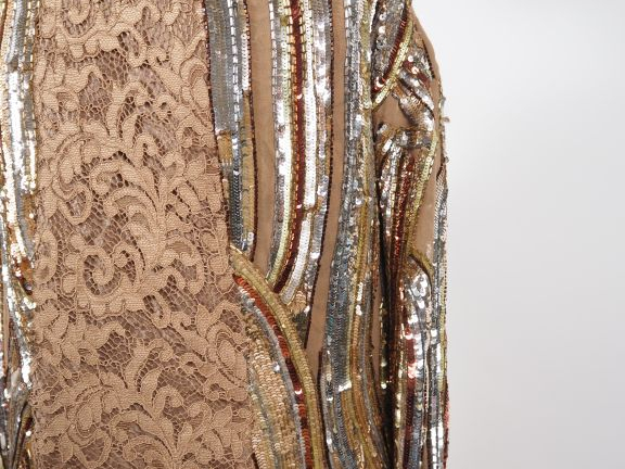LORIS AZZARO Robe longue à sequins et dentelle.  Manches longues.  San