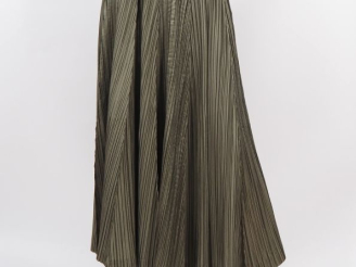 Vente aux enchères ISSEY MIYAKE Jupe longue polyester.  Fermeture à zip et bouton sur le 