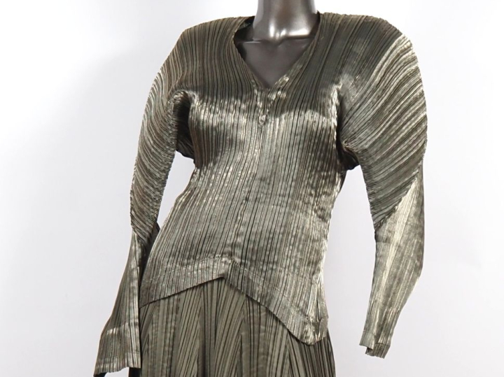 ISSEY MIYAKE Haut en polyester plissé pailleté.  Epaulettes et manches
