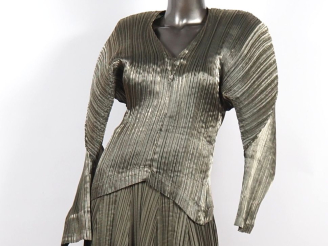 Vente aux enchères ISSEY MIYAKE Haut en polyester plissé pailleté.  Epaulettes et manches