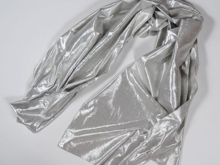 FRANCK USHER Importante étole en tissu argenté.  (petits fils tirés)