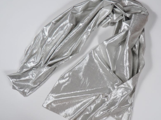 Vente aux enchères FRANCK USHER Importante étole en tissu argenté.  (petits fils tirés)