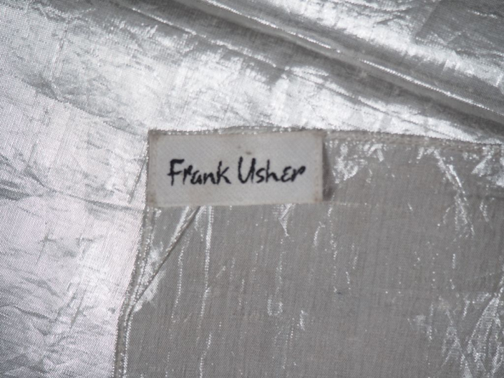 FRANCK USHER Importante étole en tissu argenté.  (petits fils tirés)