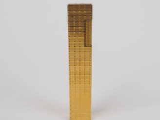 Vente aux enchères DUNHILL Important briquet de forme rectangulaire en métal doré, à déco