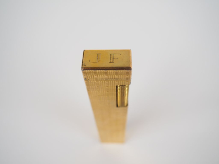 DUNHILL Important briquet de forme rectangulaire en métal doré, à déco