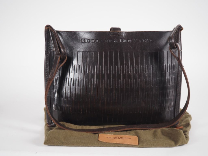 HOLLAND   HOLLAND, London Sac porté épaule en cuir souple ajouré marro