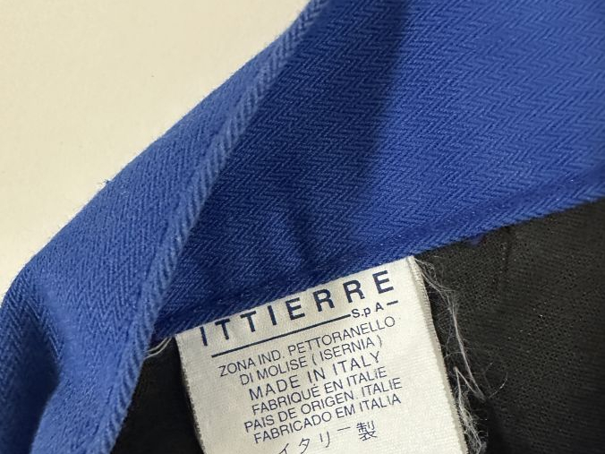 VERSACE Veste en coton (98%) de couleur turquoise.  Fermeture à l'avan