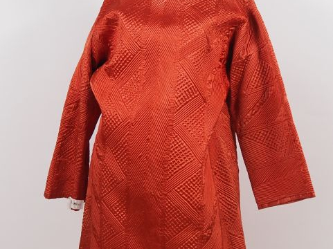 Veste longue probablement en partie en soie orange, à décor géométriqu
