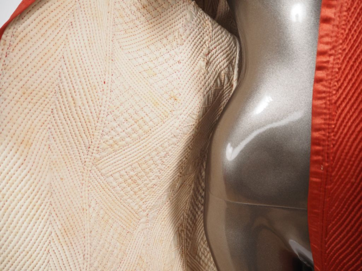 Veste longue probablement en partie en soie orange, à décor géométriqu