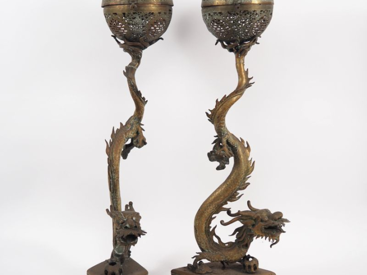 Vietnam, vers 1920 Paire de grands candélabres en cuivre de forme sphé