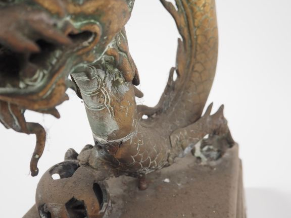 Vietnam, vers 1920 Paire de grands candélabres en cuivre de forme sphé