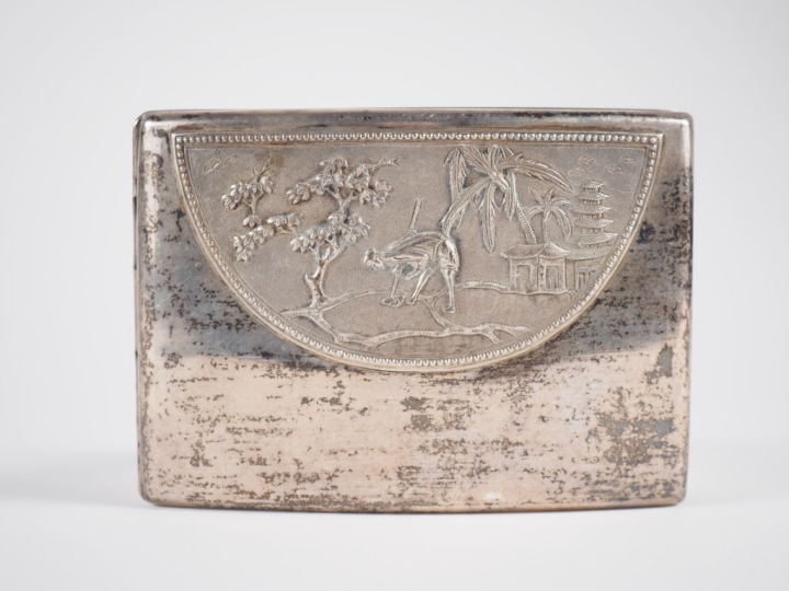 Vietnam, vers 1900 Etui à cigarette en argent, à décor d’un paysan exé
